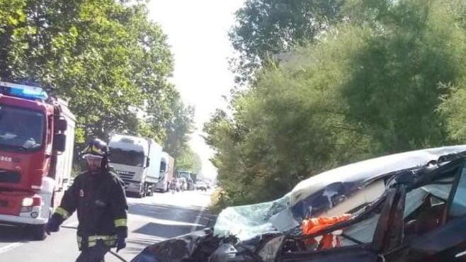 Anziano ha un malore e si schianta contro camion