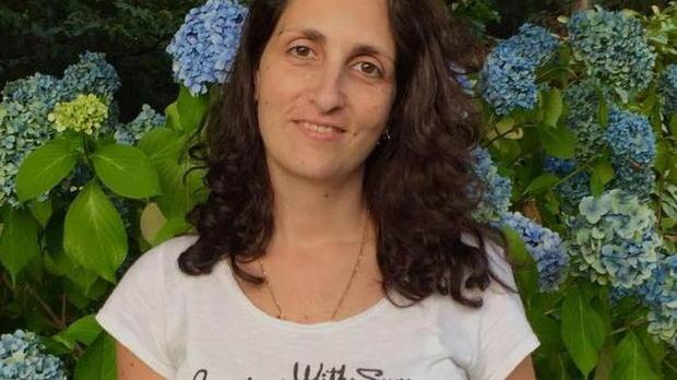 Una folla in lacrime per l’ultimo saluto alla giovane insegnante