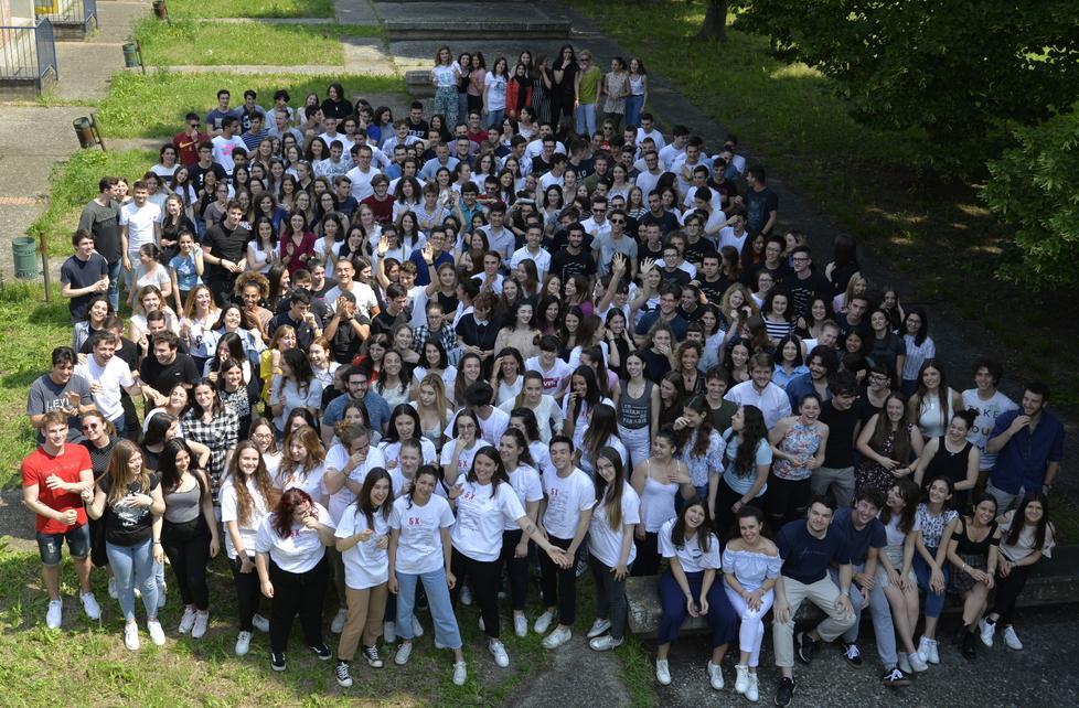 Foto collettiva per i 321 maturandi dell’Ariosto