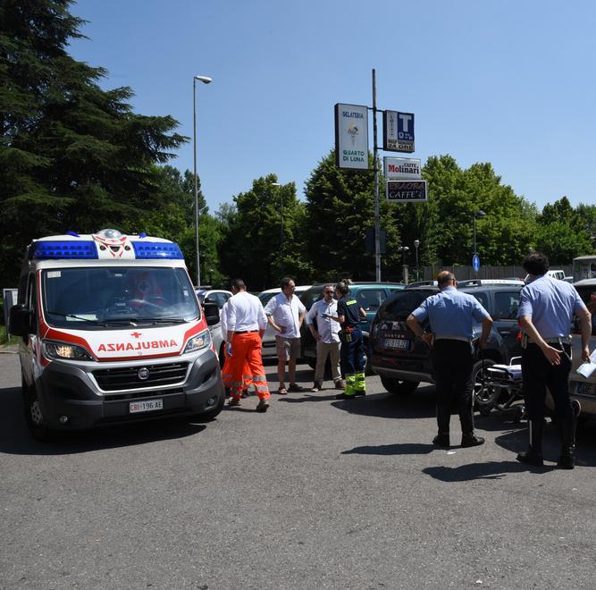Resta ferito nello scontro tra due auto in via Emilia