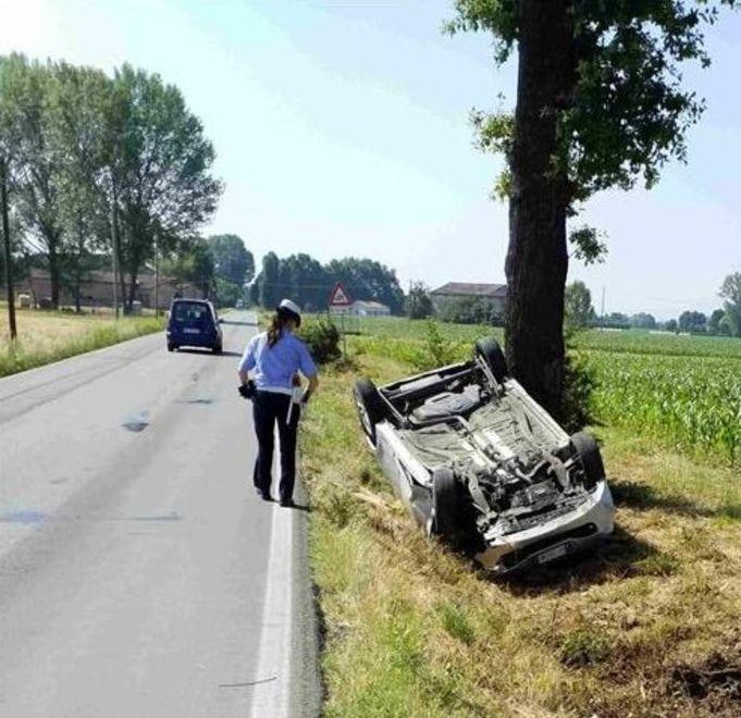 Auto vola fuori strada e si rovescia nel fosso Diciannovenne ferito 