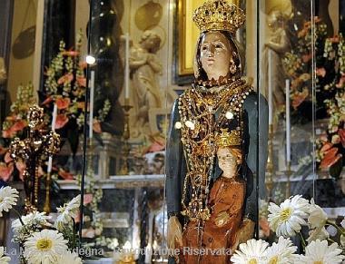 La processione di &laquo;Noli me tollere&raquo; dello scorso anno e a sinistra la statua della Madonna 