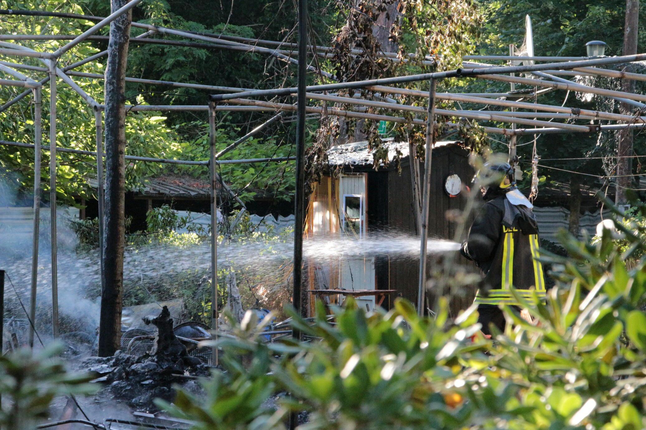 Incendio in un campeggio, distrutte tre roulotte 