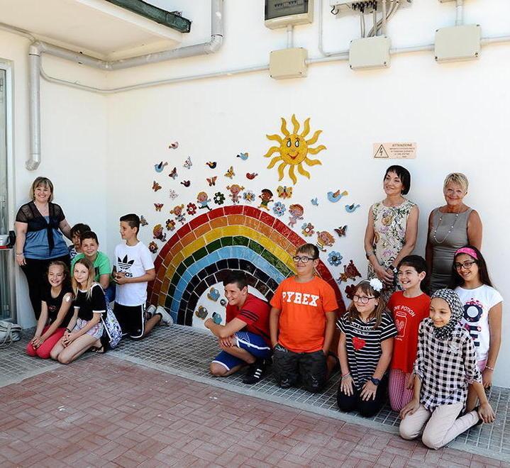 Un mosaico colorato realizzato a mano dai giovani studenti 