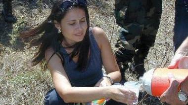 Silvia Melis durante un sopralluogo nei luoghi del suo sequestro durato lunghi mesi  