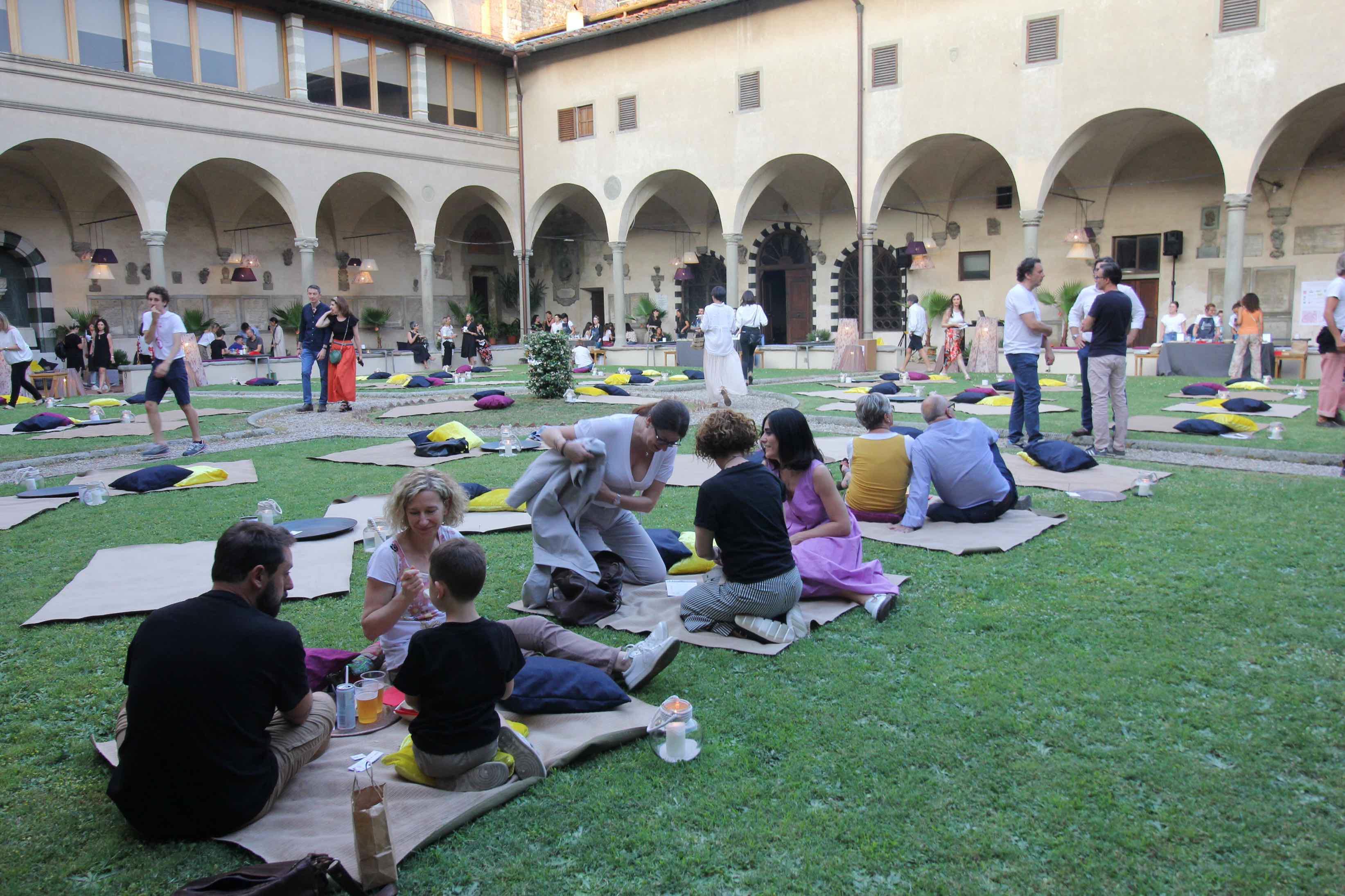 Cena sotto le stelle nel chiostro di San Domenico (foto Batavia)