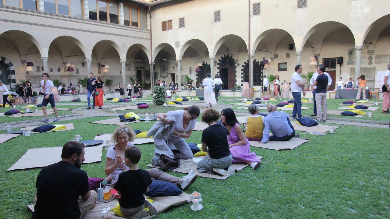 Cena sotto le stelle nel chiostro di San Domenico (foto Batavia)