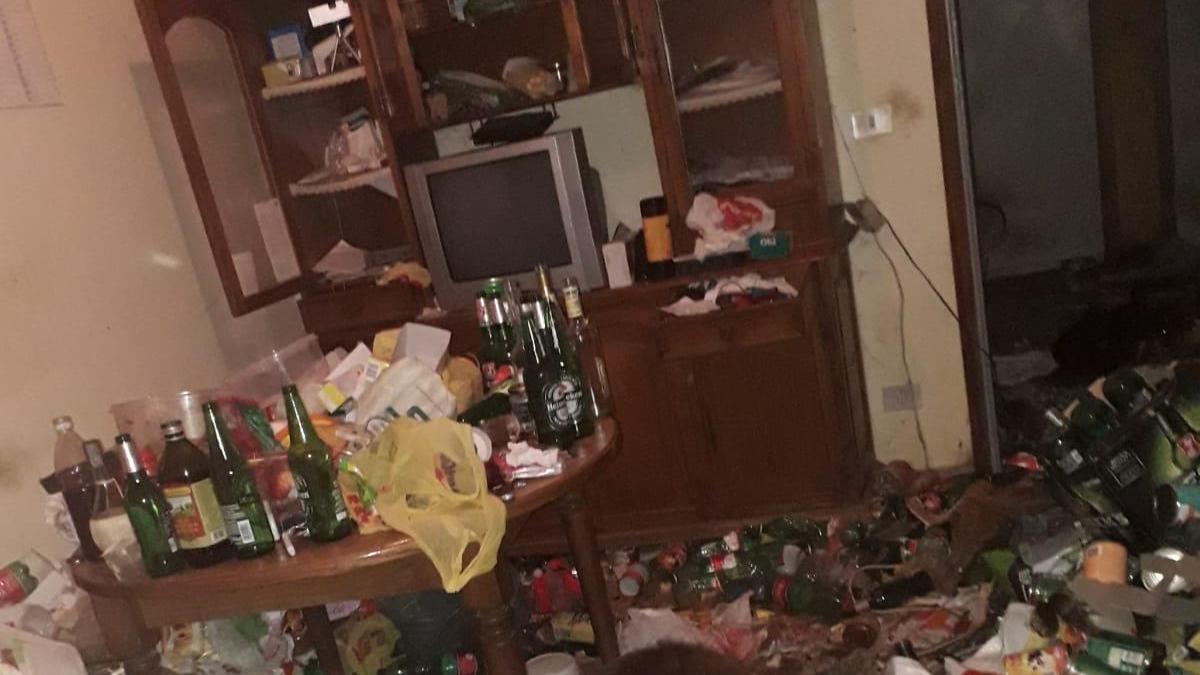 Appartamento-discarica dove viveva un cane denutrito insieme al suo padrone