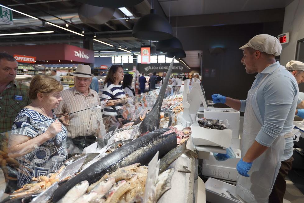 Carpi, tutti in fila per scoprire il nuovo supermercato  Interspar