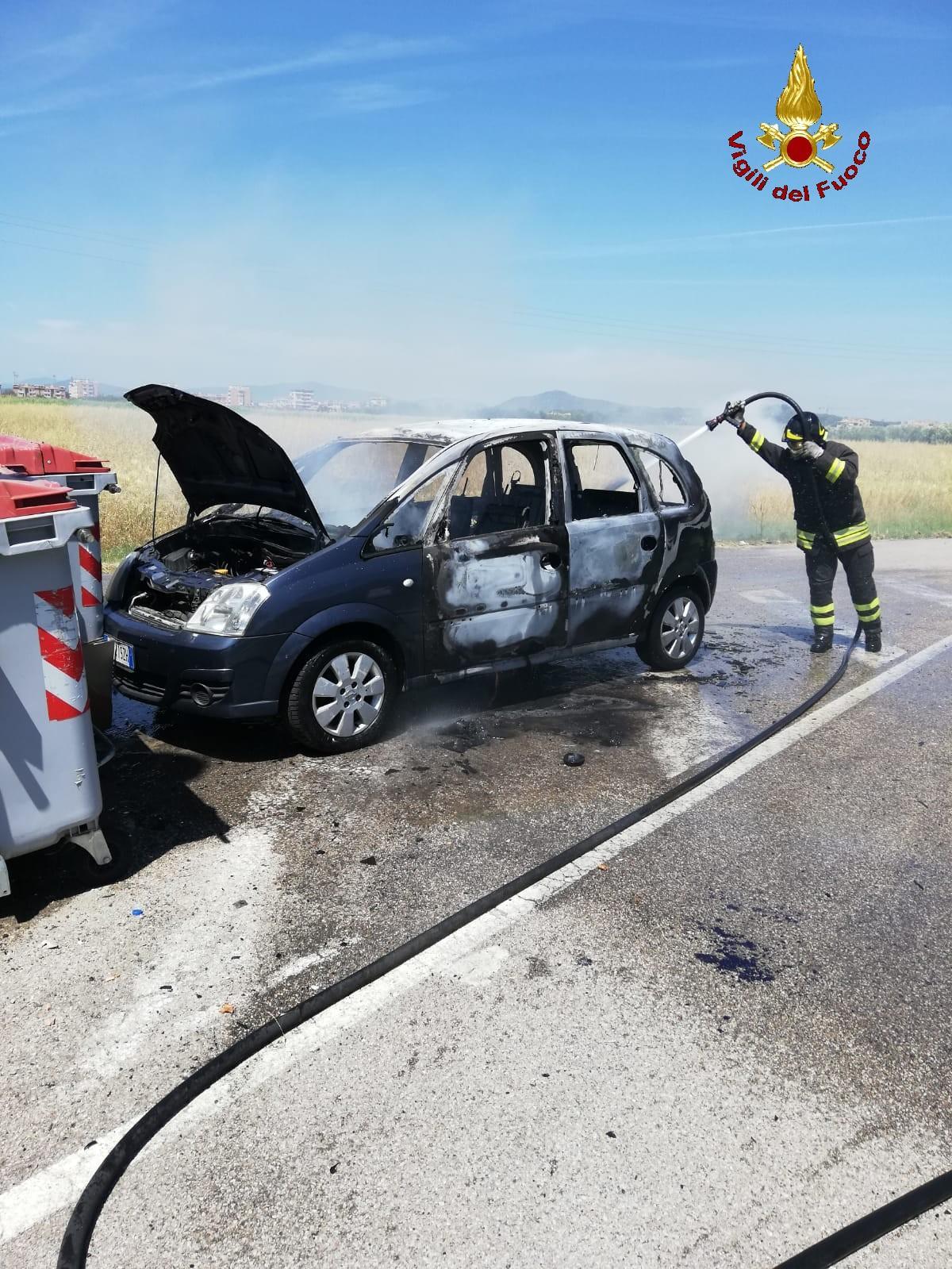 Auto va a fuoco, madre e figlia salve per un soffio