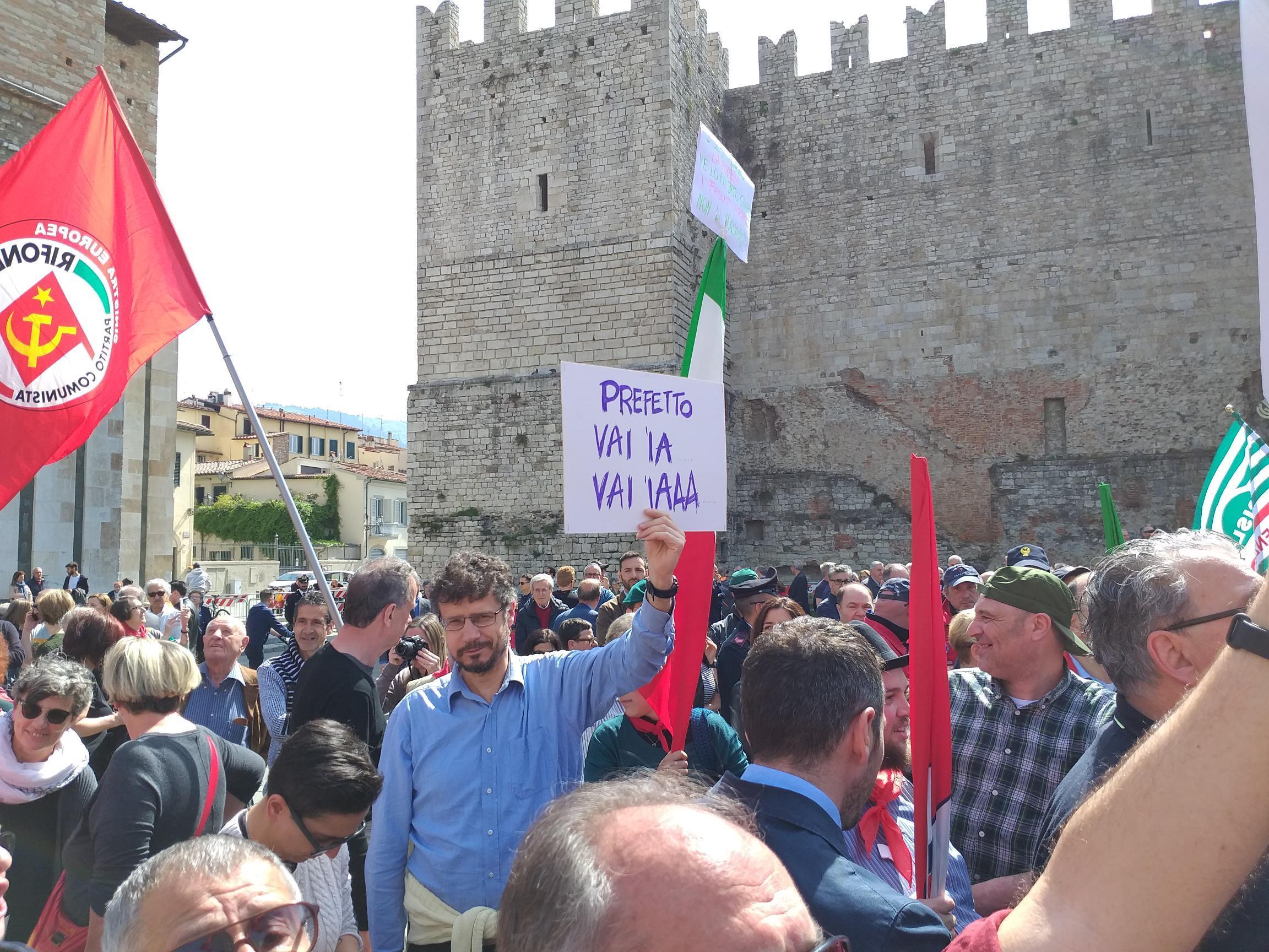La contestazione al prefetto durante la celebrazione del 25 aprile
