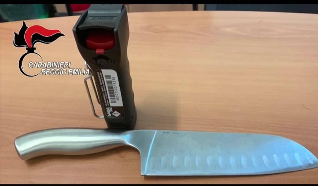 Reggio Emilia, con un coltello si oppongono allo sfratto: immobilizzati con lo spray urticante