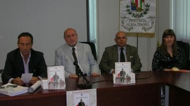 <b>Provincia</b> L&#146;assessore Giovanni Pileri (a sinistra) presenta il volume dedicato alla storica figura di Giacomo Pala, l&#146;onorevole Terranova  