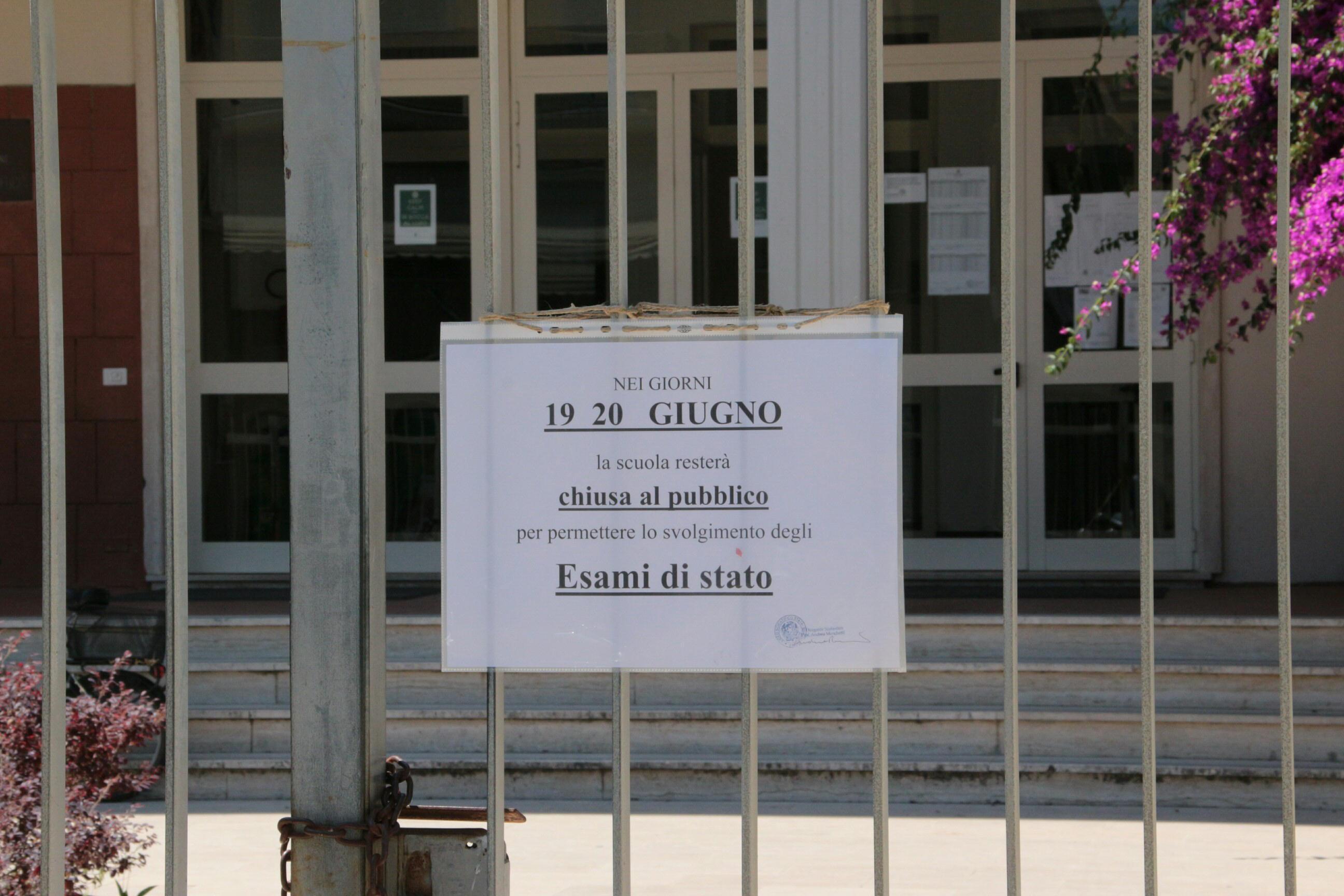 Il cartello all'uscita di una scuola con l'indicazione degli esami di maturità (foto Ciurca)