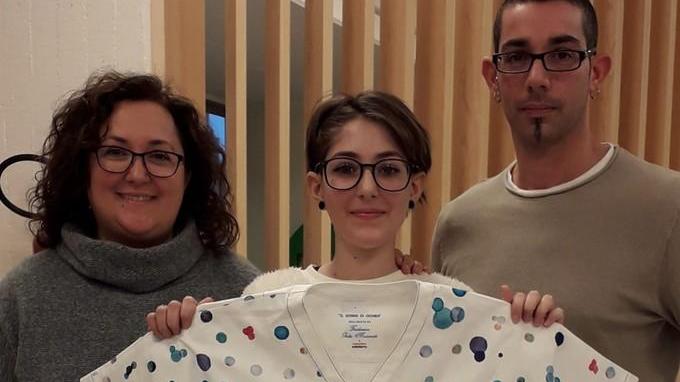 Auto pirata falcia due ragazze in bicicletta