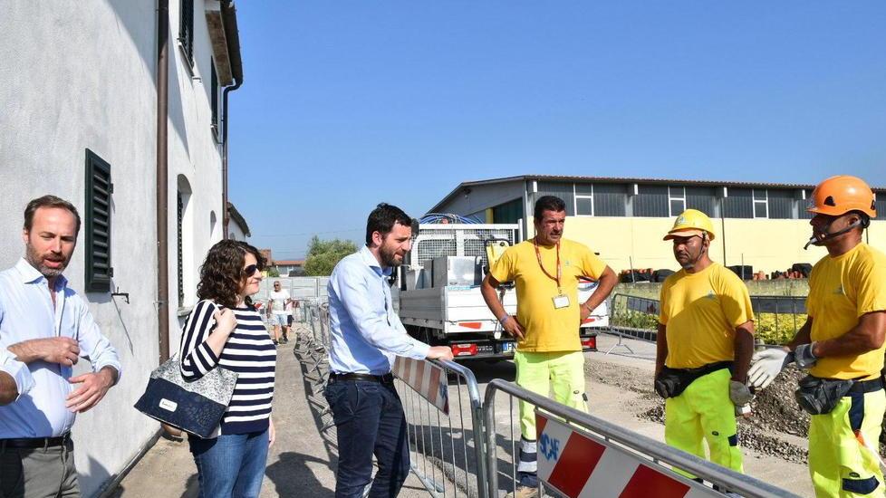 Il sindaco di Pistoia Alessandro Tomasi, l’assessore alle Partecipate Margherita Semplici e il presidente di Publiacqua Spa Lorenzo Perra, durante il sopralluogo