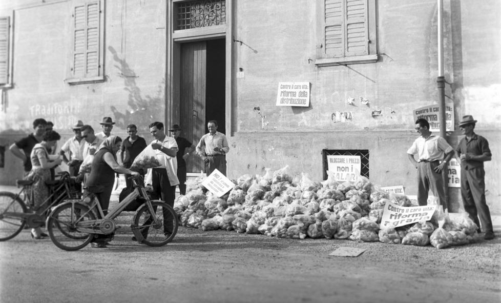 Modena 1963/3 Adriano Celentano canta al Palasport assieme ai “Ribelli” 