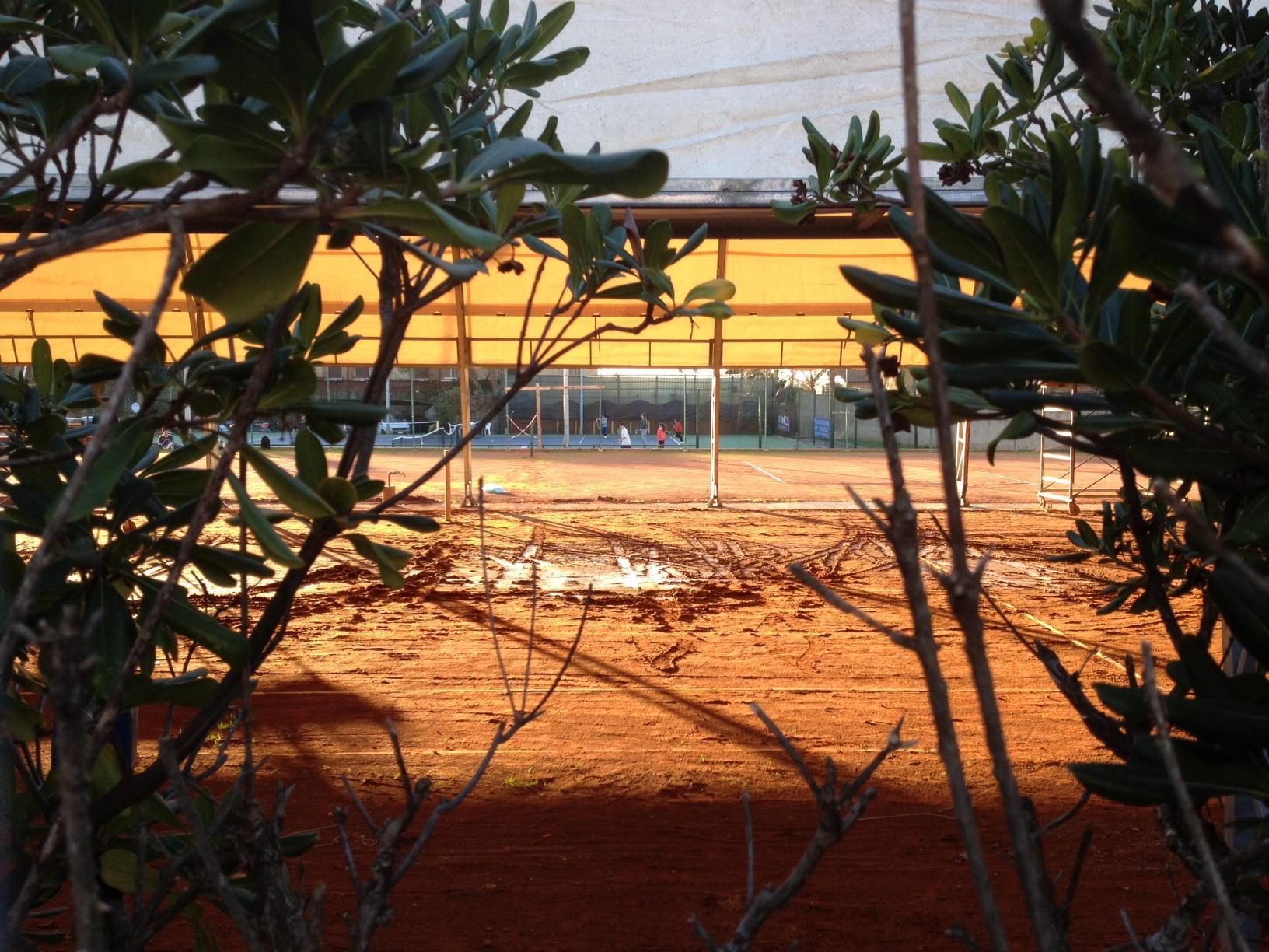 Un campo da tennis in terra rossa (foto d'archivio)