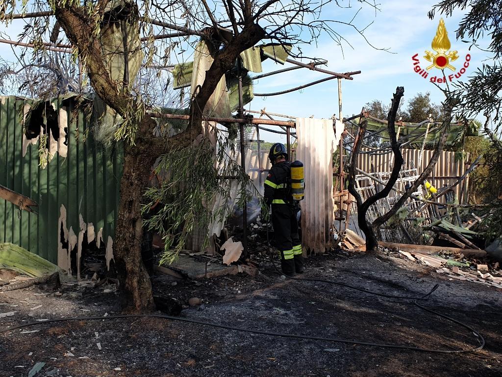L'annesso distrutto dal fuoco