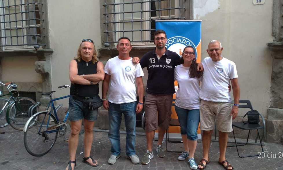 Stalli per disabili, nuova protesta davanti al palazzo comunale 