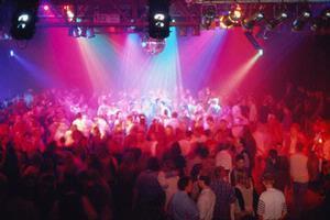 Va in discoteca e lascia la figlia in macchina, denunciata