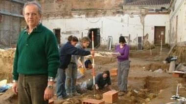 Marco Milanese durante uno scavo nel ghetto di Alghero nel centro storico cittadino In alto l’Ebreo errante