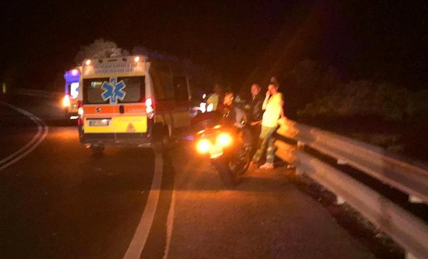 Le ambulanze sul luogo dello scontro fra auto e moto