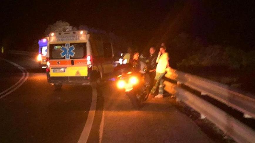 Le ambulanze sul luogo dello scontro fra auto e moto