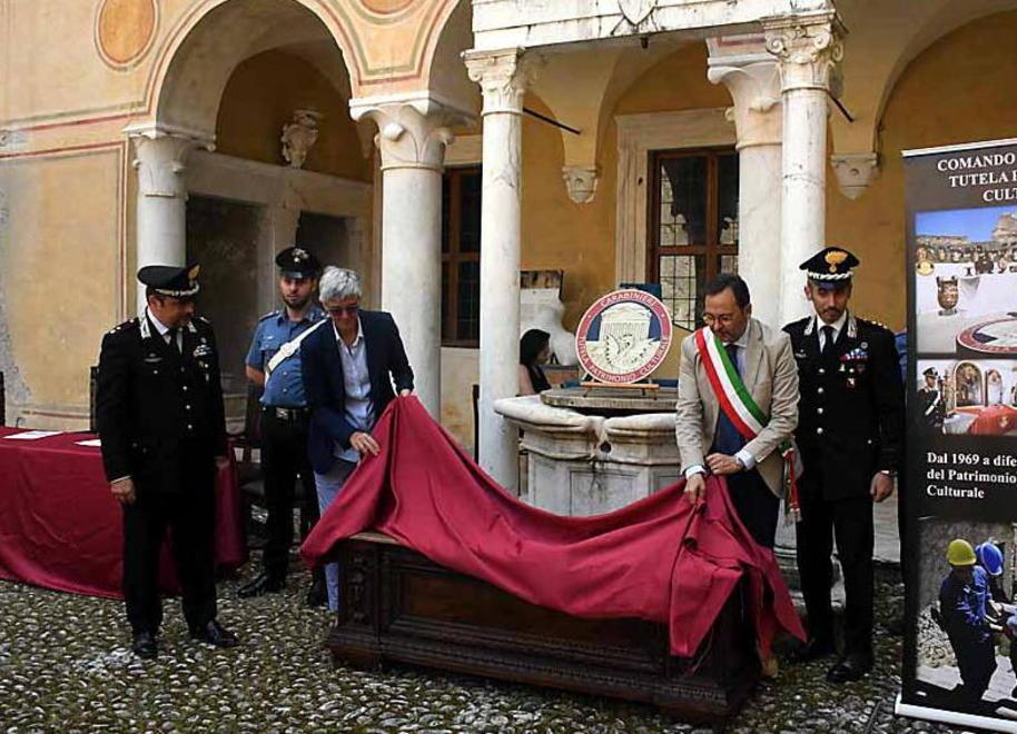 Ritrovata antica cassapanca rubata 30 anni fa al castello 