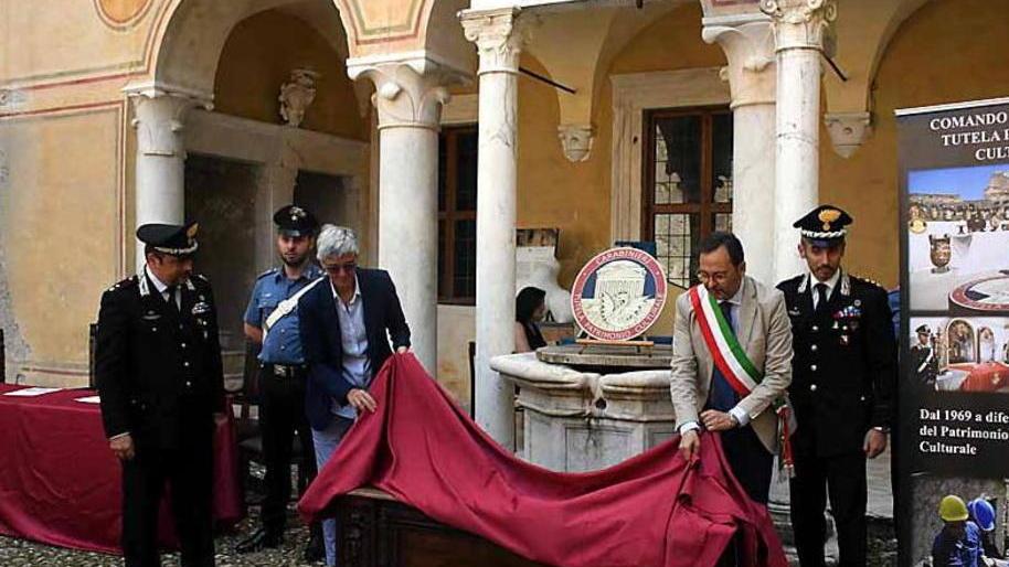 Ritrovata antica cassapanca rubata 30 anni fa al castello