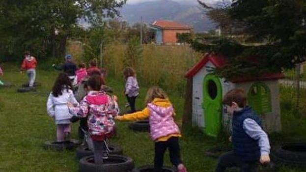 I bimbi imparano ad amare piante ed animali nella fattoria