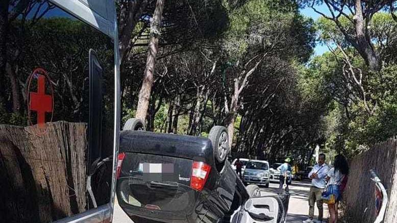 Si ribalta con l’auto alle Rocchette