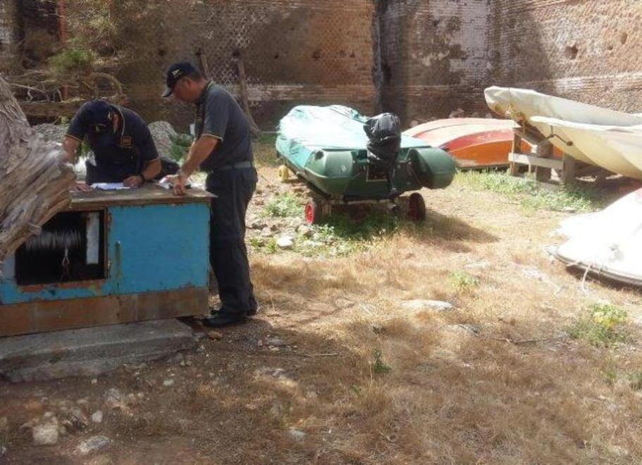Rimessaggio tra i reperti, sigilli a Cala maestra 