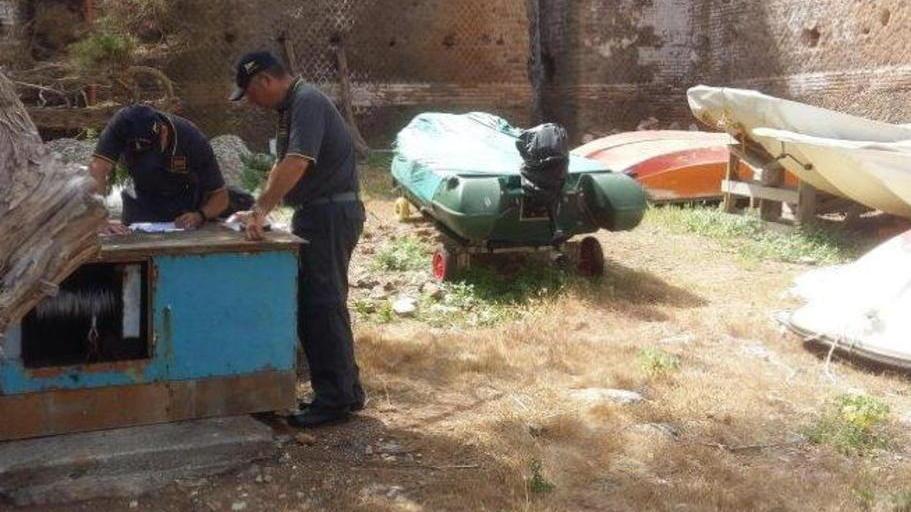 Rimessaggio tra i reperti, sigilli a Cala maestra