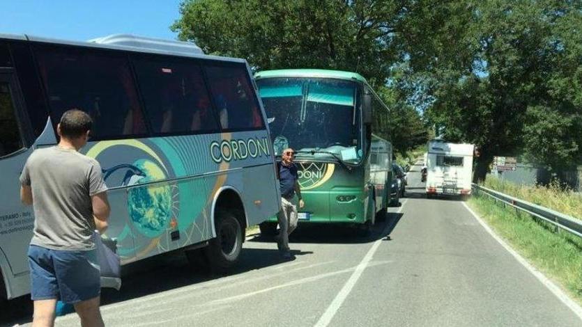 Caos bus al Gorello «Il parcheggio c’è, inutile un altro»