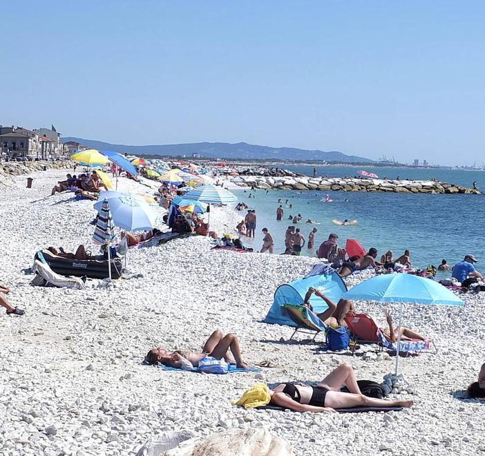 Ghiaia spianata a Marina conclusione entro il 4 luglio
