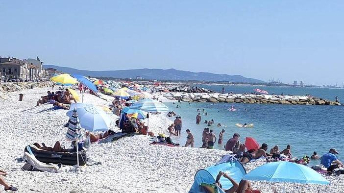 Ghiaia spianata a Marina conclusione entro il 4 luglio
