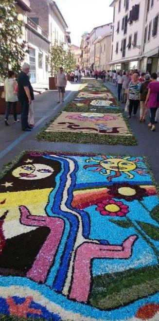 Il centro invaso da 50 quadri realizzati con 30.000 fiori