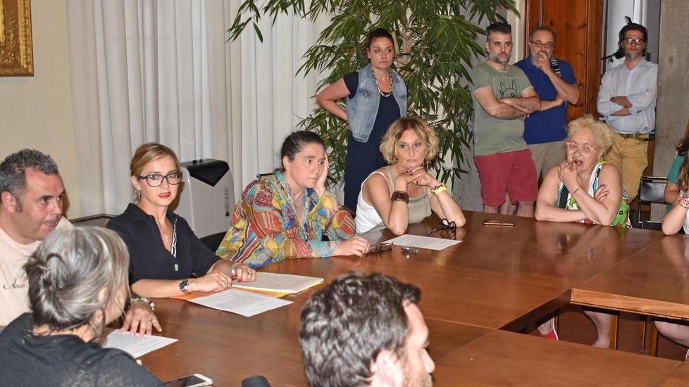 Scuola chiusa a Capostrada, duro scontro sulla sede migliore per le cinque classi