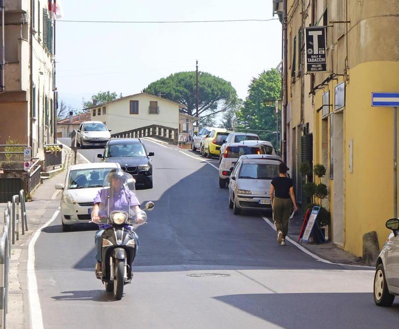 Pericolosa, stretta, rovinata la Lucchese è una via crucis 