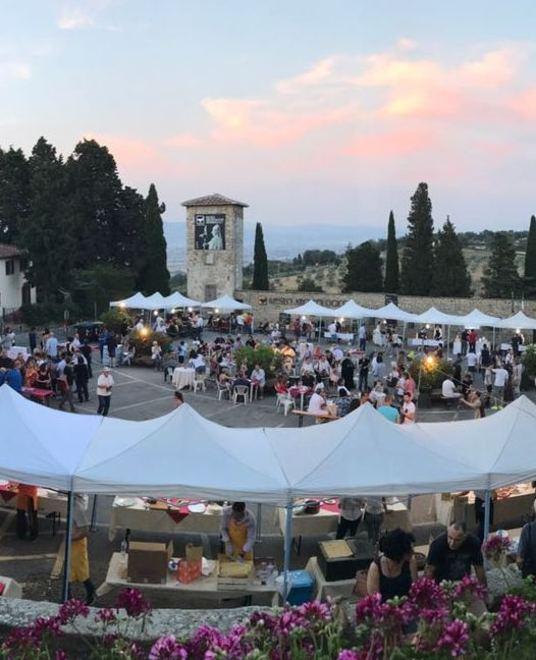 Enogastronomia by night nella piazza di Artimino 