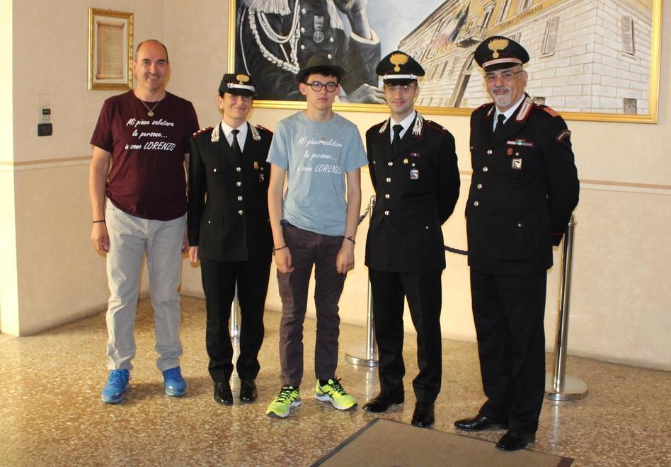 L’ambasciatore del saluto fa tappa dai carabinieri e in municipio a Reggio