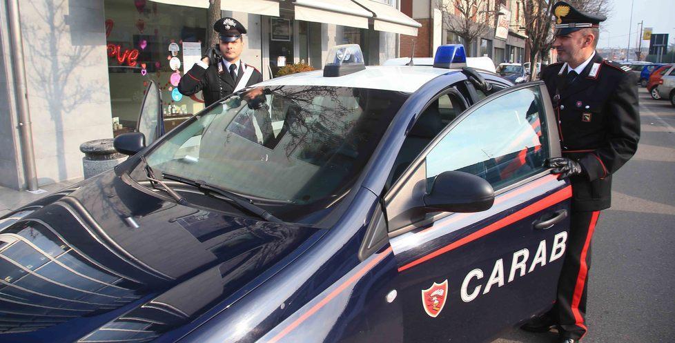 Aggredisce e minaccia l’ex nello studio dell’avvocato 