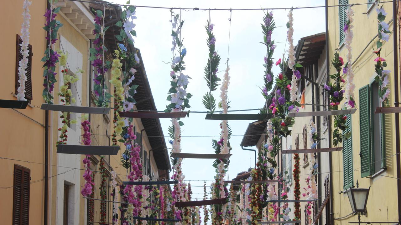 Quando le altalene volano: 3.500 esemplari con dedica nel centro di Pietrasanta