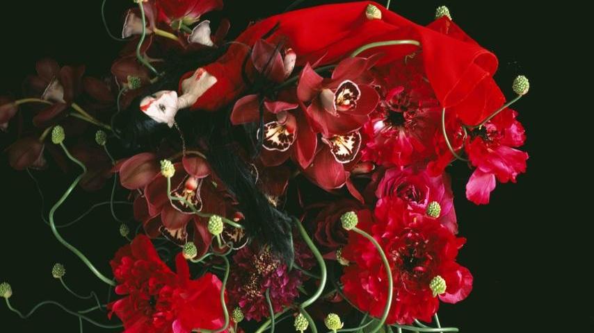 Araki, Tokyo e le sue donne. I click incantati del maestro diventano mostra a Siena