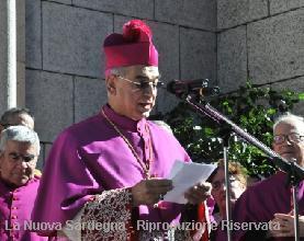 Il saluto al nuovo vescovo alle Grazie In alto monsignor Marcia in Cattedrale (foto Gual&agrave;) 