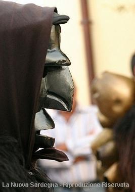 Sopra, un mamuthone al carnevale tradizionale di Mamoiada, simbolo della Sardegna fortemente ancorata alle tradizioni A sinistra, Alessandro Fiori 