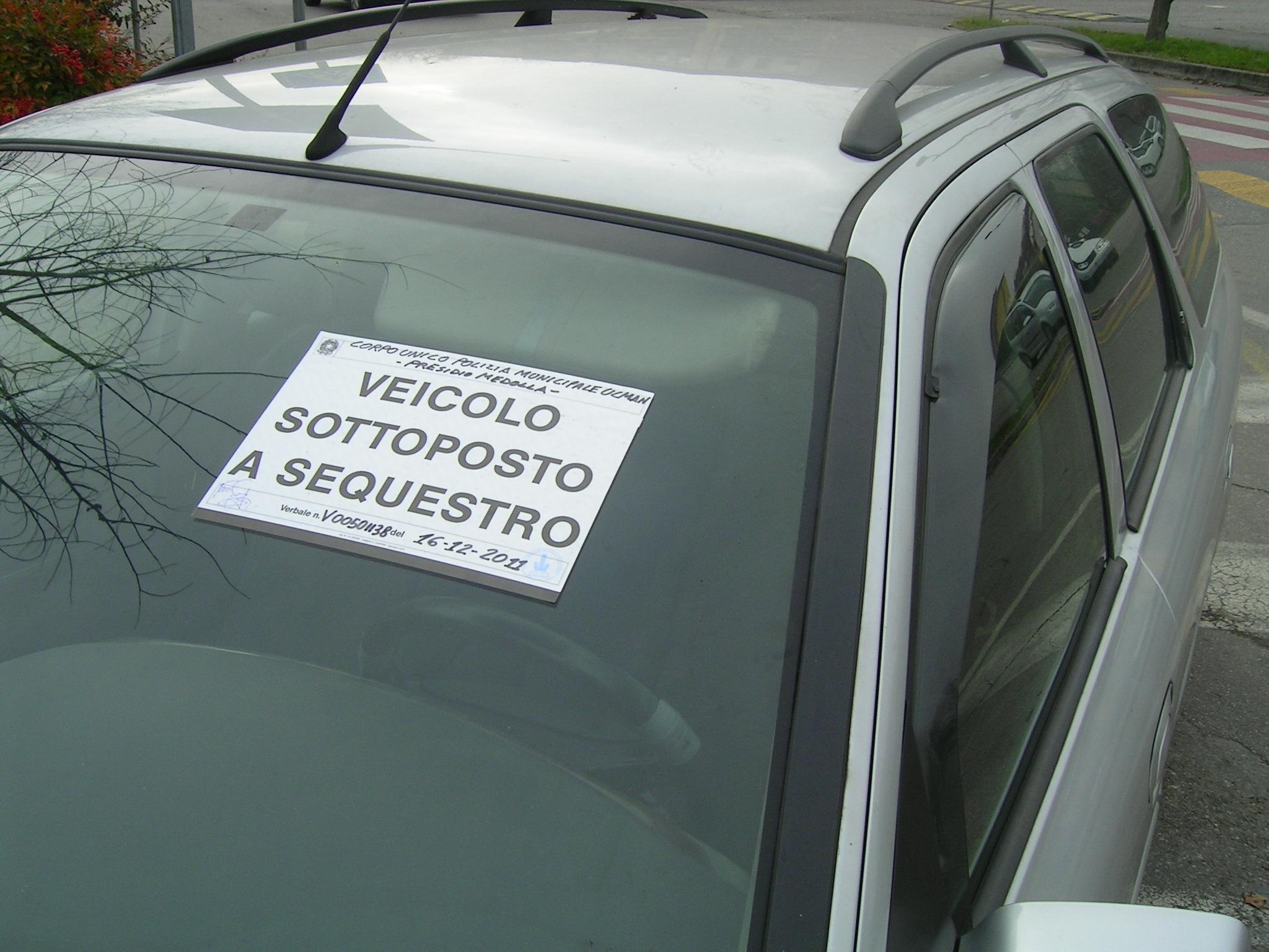 Un'auto con i sigilli di sequestro (foto di archivio)