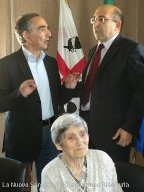 A sinistra un momento della cerimonia svoltasi a Cardedu per la consegna allartista Maria Lai della targa Cambosu 