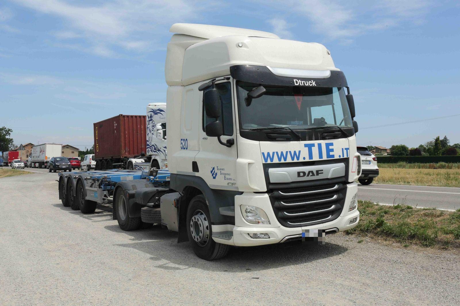 Schianto tra auto e camion lungo la provinciale, grave una donna